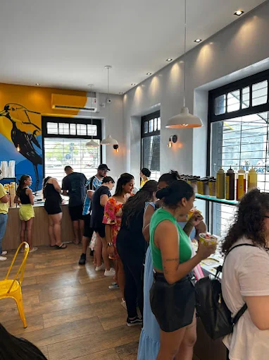 Clientes escolhendo sabores no self-service da Freguesia